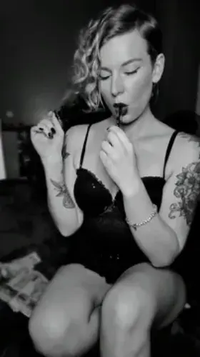 Who wants to smoke & binge some true crime with a Canadian girl?👅💋