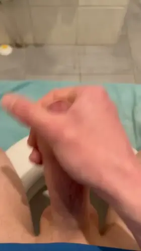 Hard jerking to my second orgasm of the night (m24)