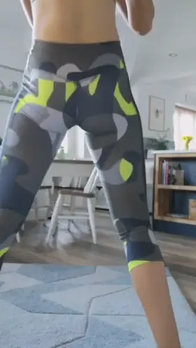 Do you like cheerleaders doing squats ?