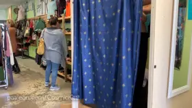 Leaving the curtain open in the changing room [GIF]