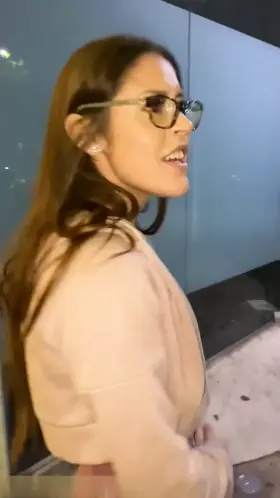 Hot Babe Flashing casually while talking to a friend in public [17:49]