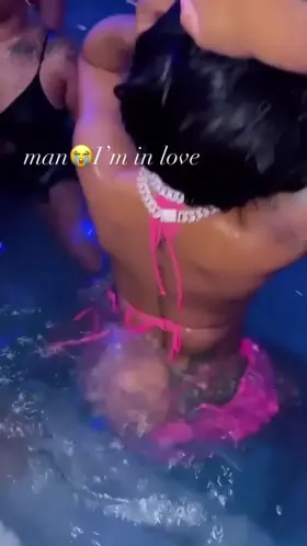 Ass cleavage under water 💦💦