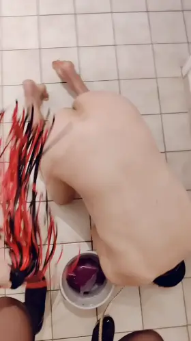 House work is so enjoyable, if done right 🧽 The humbler ensured my slave could not stand up 😈 [F] [M]