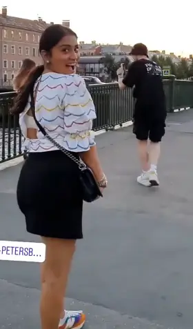 Shriya saran showing how it is done 😉