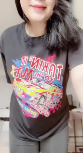 Please ignore my ugly clothes and clap my phat ass 🍑