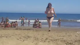 I love these beach boobs bouncing.