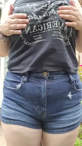 My boobs always end up stretching my shirts🙈