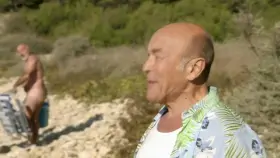 It's important to apply sunblock (Camping Paradis S11E06: Telle mère telle fille (FR2020)) (1/2)