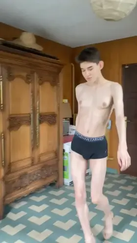 Femboy bulge in heels 🤤🤤🤤