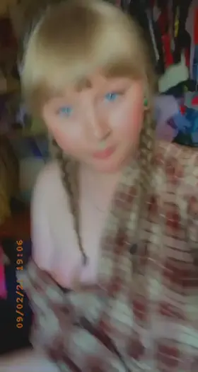 heyy😇wanna play with my girl cock?