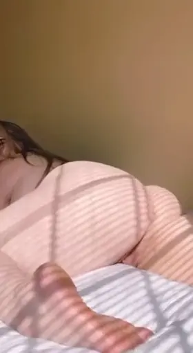 I live alone at home, and I always love to be naked at home.👻linda_roze22