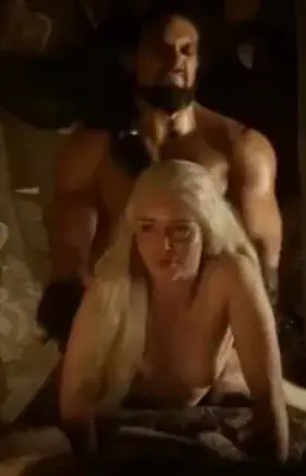 Now that Jason Mamoa is single again I think we all know what’s gonna happen when he visits Emilia Clarke in London