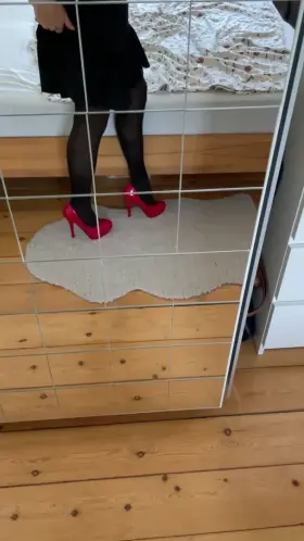 looking for redditors who appreciate high heels and stockins.. are here some?